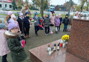 Dzieci oglądają pomnik