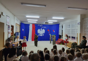 Dziewczynka śpiewa "Szara piechotę"