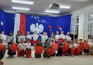 Przedszkolaki śpiewają piosenkę o Polsce