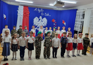 Dzieci śpiewają Hymn Polski