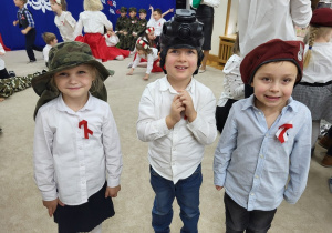 Przedszkolaki przymierzają nakrycia głowy
