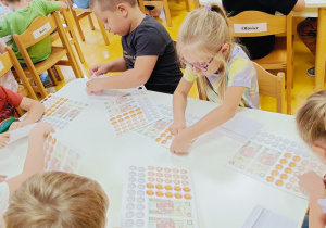Dzieci przygotowują swoją walutę