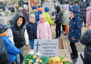Dzieci nad grobem partyzanta