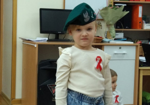 Dziewczynka w berecie żołnierskim.
