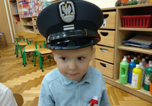 Chłopiec w nakryciu żołnierskim.