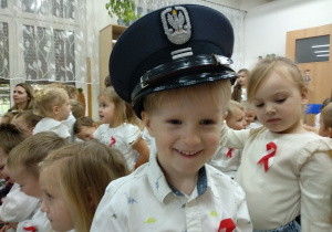 Chłopiec w nakryciu żołnierskim.