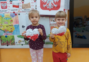 Dziewczynka i chłopiec z serduszkami.