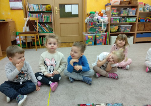 Zajęcia dydaktyczne w grupie maluchów.