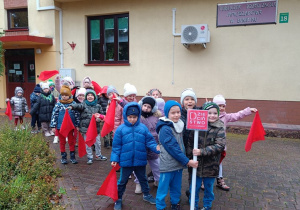 Wyjście na spacer z czerwonymi chustkami i znakiem Dzieciństwo bez przemocy.