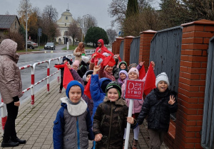 Przedszkolaki spacerują ze znakiem kampanii.