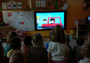 Grupa Kropelki oglada film edukacyjny.