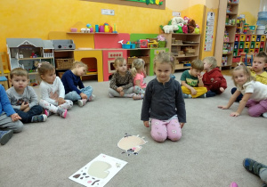 Dziewczynka układa bohatera filmu edukacyjnego.