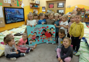 Grupa Kropelki z wykonanym plakatem.