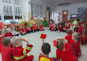 Przedszkolaki z grupy Promyczki uczestniczą w zajęciach edukacyjnych.