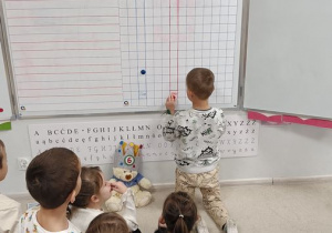 Dzieci graja z misiem