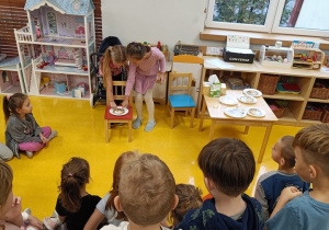 Dzieci obserwują jak zachowuje się pieprz w kontakcie z mydłem