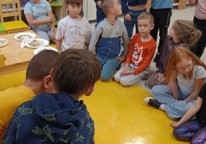 05 Dzieci obserwują wykonywanie eksperymentu