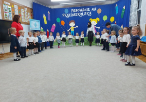 03. Dzieci grzecznie witają się z publicznością.