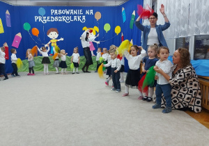 06. Taniec z kolorowymi chustkami.