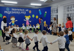 10. Zabawa rytmiczno-ruchowa pt. "Pada deszczyk''.