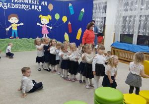16. Dziewczynki z grupy Kropelek ustawiają się do wykonania zadania.