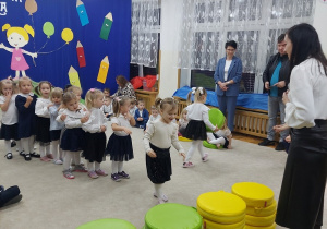 17. Zabieramy pufy w odpowiednim kolorze.