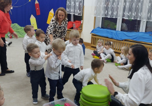 19. Kolej na chłopców którzy musza zabrać ze sobą pufy.