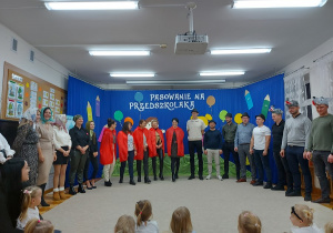 23. Bajka pt. "Czerwony Kapturek'' w wykonaniu rodziców.