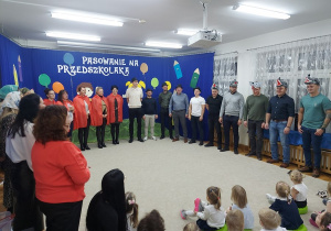 24. Aktorzy uważnie słuchają ról bohaterów w bajce.
