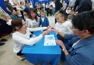 36. Kropelki odbijają swoje paluszki na kartce.
