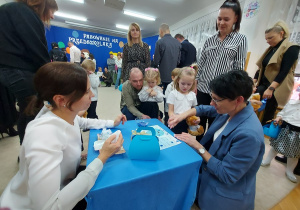 37. Dziewczynka odbija swój odcisk.