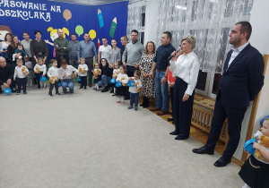 38. Pani dyrektor składa gratulacje wszystkim przedszkolakom z grupy 3-latków.