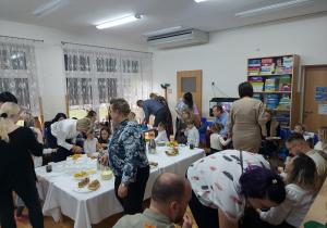 42. Poczęstunek dla dzieci i ich rodziców oraz zaproszonych gości.