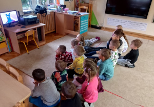 01. Dzieci oglądają film edukacyjny o prawach dziecka.