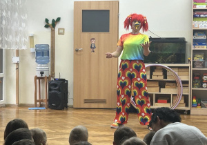 04 Artystka w przebraniu klauna żongluje piłeczkami