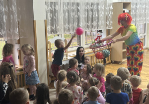 05 Chłopiec wrzuca piłkę do kosza trzymanego przez klauna