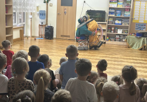07 Artystka przebrana za dwie babcie prezentuje układ taneczny
