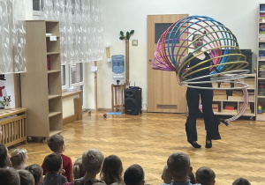 08 Artystka prezentuje akrobacje z kolorowymi obręczami