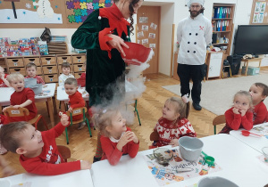03. Dzieci oglądają ciekły azot.