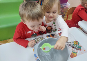 08. Chłopiec i dziewczynka tworzą żelkowe kuleczki.