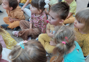 Kropelki w oczekiwaniu na kolejną zabawę.