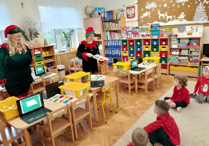 02 Dzieci słuchają wskazówek jak będą wyglądały zajęcia