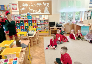 03 Przedszkolaki słuchają informacji jakie możliwości daje im robotyka