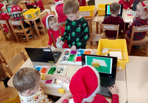 07 Dzieci zapoznają się z zestawem