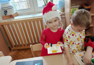 10 Dziewczynka pokazuje dotychczasowe postępy swojej pracy