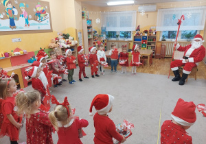 Kropelki śpiewają piosenkę Mikołajowi.