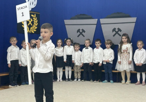 06 Dzieci prezentują swoje umiejętności aktorskie