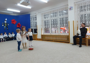 08 Dzieci składają życzenia górnikowi