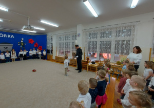 09 Pięciolatki wręczają kwiaty zaproszonemu gościowi