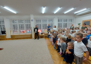 10 Personel i dzieci śpiewają ''Sto lat'' górnikowi